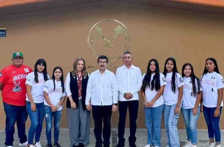 Felicita Damaso Anaya a softbolistas de la U