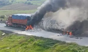 Caos en la Puebla-Orizaba tras colisión e incendio de pesadas unidades. 43 INCENDIOTRAIELR