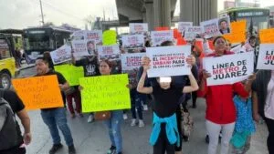 Protestan en Monterrey contra posible tarifazo al transporte público. 32 Protestan en Monterrey contra pos