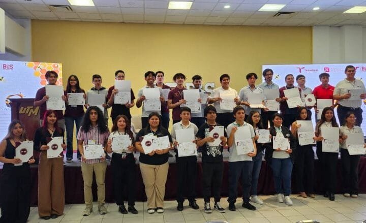 Destacan estudiantes de la UTTN e