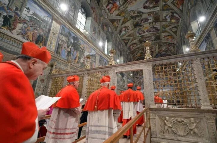 El Vaticano notifica inicio del cónclave que elegirá al nuevo Papa. 5 El Vaticano notifica inicio del concla