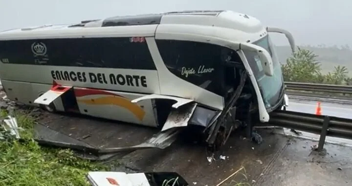 Aparatoso choque de autobus en la autopista Tihuatlan Totomoxtle