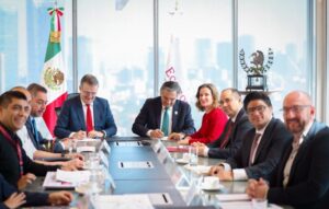 Firma Americo convenio con secretario de Economia para im