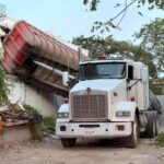 Gondola de tractocamion destroza recamara