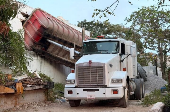 Gondola de tractocamion destroza recamara