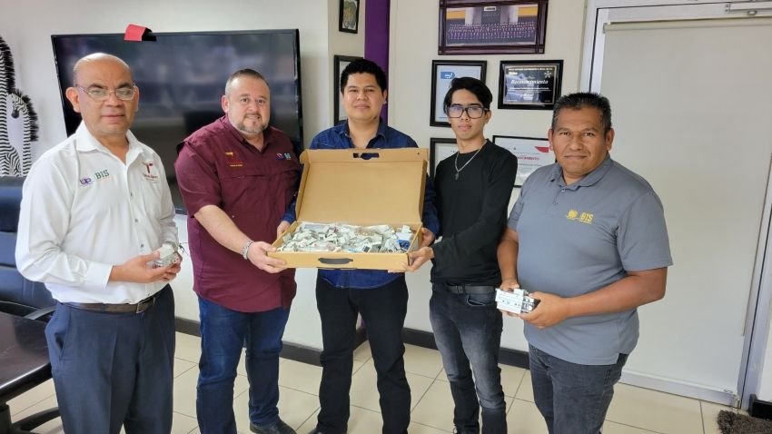 Contribuyen egresados de la UPV a la formación técnica mediante donación de material electroneumático 1 5 Contribuyen egresados de la UPV a