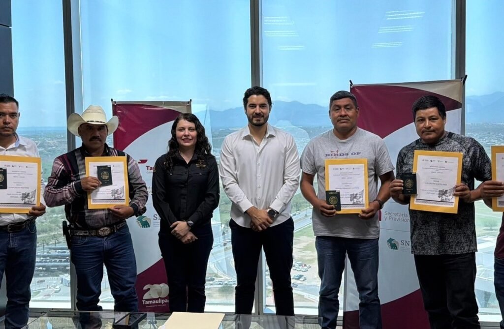 5 Entrega STPS Tamaulipas sobres de viaje a trabajado