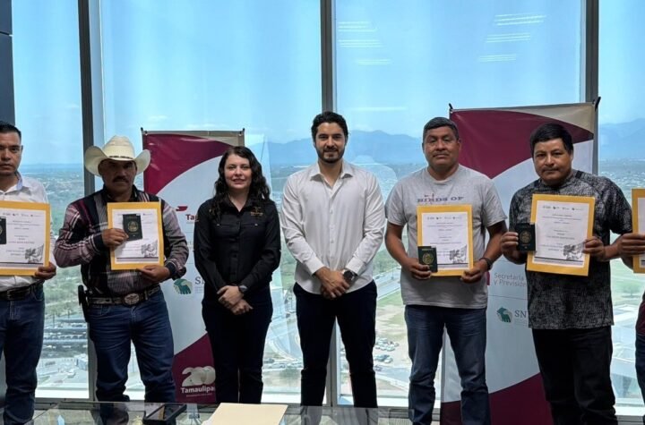 5 Entrega STPS Tamaulipas sobres de viaje a trabajado