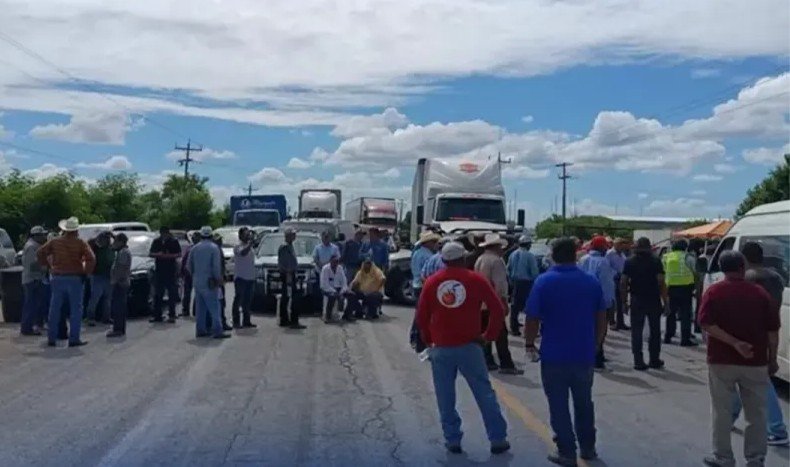 Productores mantienen bloqueos en San Fernando