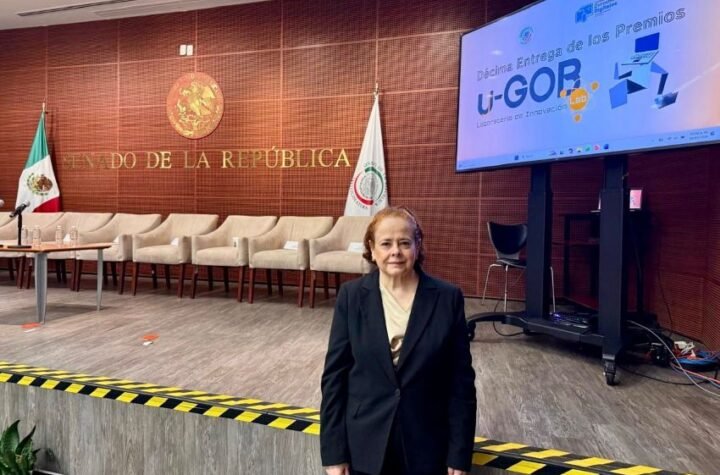 Recibe Secretaria de Administracion premio