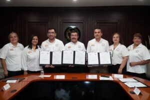 La UAT y el SUTUAT firman convenio de revisión salarial 2026 2 El rector de la Universidad Auton