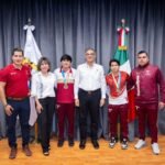 Recibe gobernador a historicos campeone