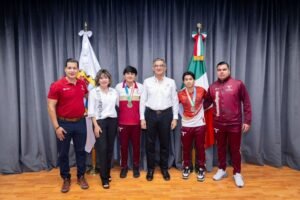 Recibe gobernador a historicos campeone