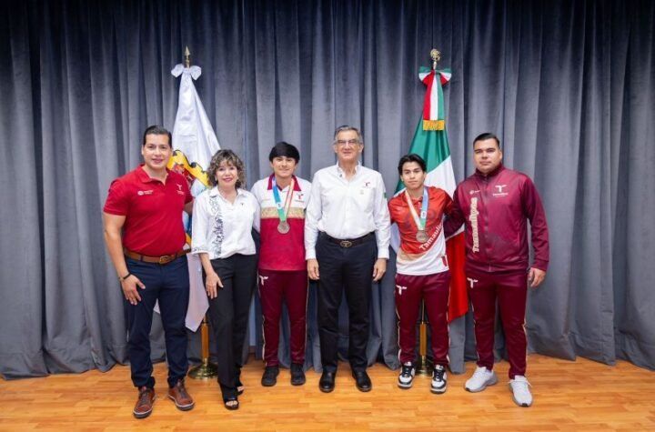 Recibe gobernador a historicos campeone