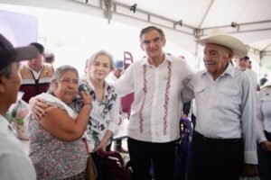 1 Americo y Maria de Villarreal llevan apoyos y servicios gratuito