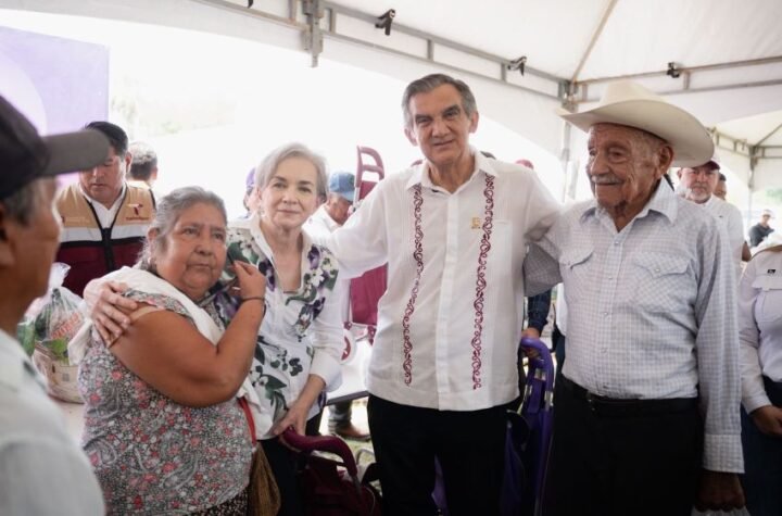 1 Americo y Maria de Villarreal llevan apoyos y servicios gratuito