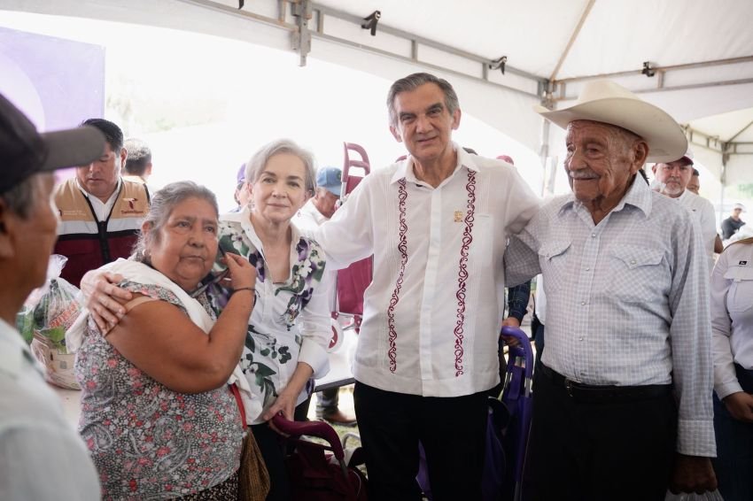 1 Americo y Maria de Villarreal llevan apoyos y servicios gratuito