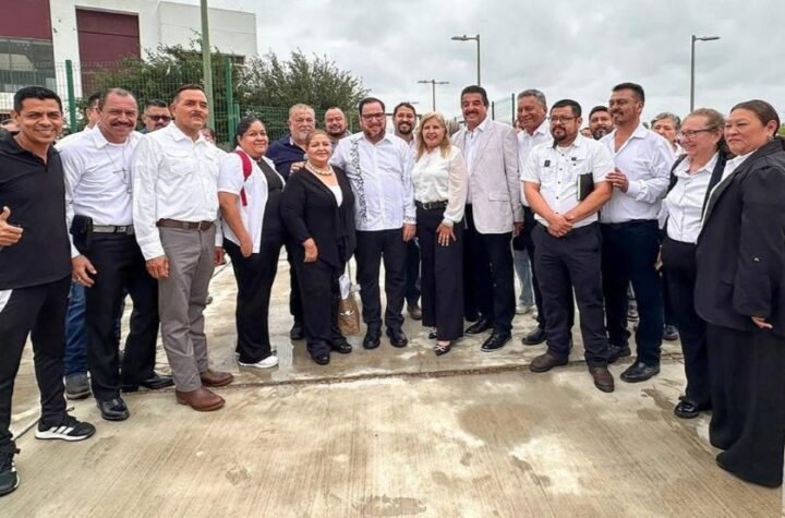 Entrega Miguel Ángel Valdez García nombramiento al nuevo titular del CREDE Nuevo Laredo 10 Entrega Miguel Angel Valdez Garc