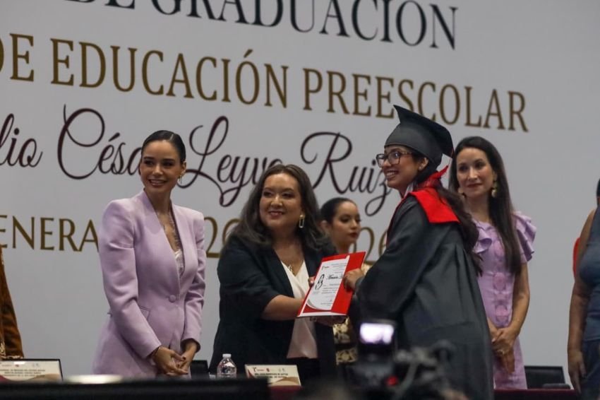Gradúa a nueva generación de docentes de preescolar la Normal de Educadoras “Maestra Estefanía Castañeda” 1 Gradua a nueva generacion d