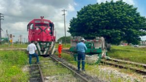 Brutal impacto: tren destroza tráiler de doble remolque en Altamira 2 No logro ganar el paso tren